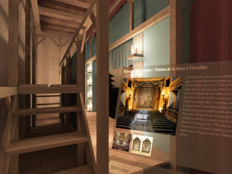 Image de synthèse issue de l’expérience en réalité virtuelle montrant les coulisses du théâtre de marionnettes. L’espace semble exigu et est occupé par une structure en bois dont les trois marches visibles au premier plan permettent d’accéder au pont et de manipuler les marionnettes. On distingue le dispositif d’éclairage constitué de supports de chandelles réfléchissants installés sur le revers du cadre de scène. Dans le coin inférieur droit est superposé à cette image un panneau montrant les sources utilisées dans la restitution visible : on y distingue notamment une vue du théâtre de la reine à Versailles.