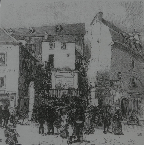 Il s’agit d’un dessin à l’encre représentant une vue extérieure, celle de l’entrée au Vieux Théâtre depuis la rue, montrant les escaliers d’accès cheminant jusqu’à une première construction avant le corps principal de la salle avec sa scène (aujourd’hui disparue). Une foule se presse aux grilles de ce lieu de spectacle.