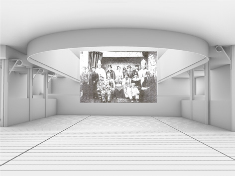 Cette autre image de synthèse montre l’intérieur supposé du Vieux Théâtre, avec ses stalles latérales, ses balcons superposés et la scène hypothétique avec, en incrustation, une photographie en noir et blanc montrant seize personnages possiblement installés sur la scène. Certains sont debout, d’autres, assis, tous regardent l’objectif du photographe qui immortalise la distribution du spectacle – le Mystère de Saint-Tryphine, dernier spectacle avant fermeture en 1888.
