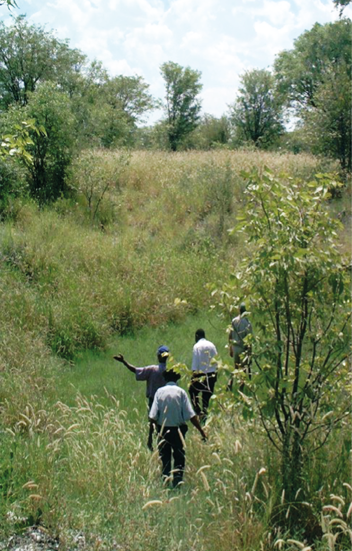 Mark Berry, Kadison ǁKhumub, Willem Dauxab and Hans Haneb in search of the (former) Tsînaib well.